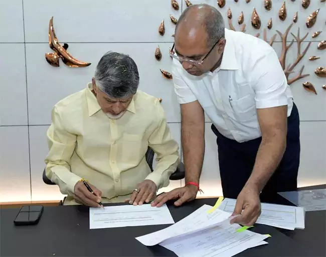 CM चंद्रबाबू ने उगादी के दिन महत्वपूर्ण दस्तावेजों पर हस्ताक्षर किए CM चंद्रबाबू ने उगादी के दिन महत्वपूर्ण दस्तावेजों पर हस्ताक्षर किए