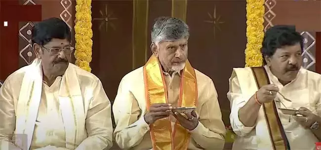 आंध्र प्रदेश के CM चंद्रबाबू ने उगादी समारोह में भाग लिया आंध्र प्रदेश के CM चंद्रबाबू ने उगादी समारोह में भाग लिया