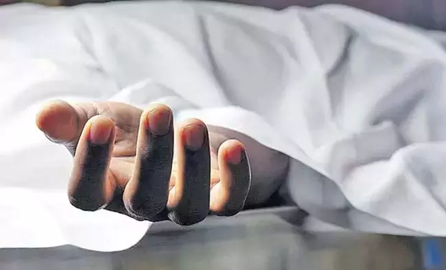 Andhra : मदकाशीर में दुखद घटना स्वर्ण व्यापारी के परिवार ने की आत्महत्या Andhra : मदकाशीर में दुखद घटना स्वर्ण व्यापारी के परिवार ने की आत्महत्या