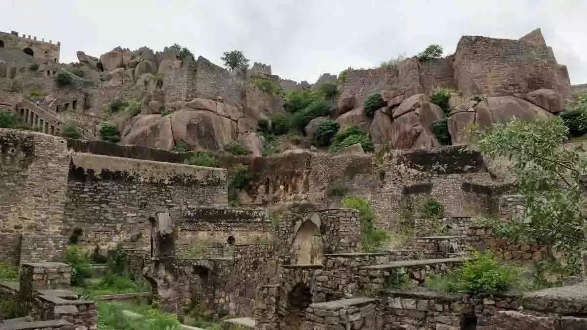 गोलकोंडा किले के विनियमित क्षेत्र में विला के लिए NOC देने का आदेश दिया गोलकोंडा किले के विनियमित क्षेत्र में विला के लिए NOC देने का आदेश दिया