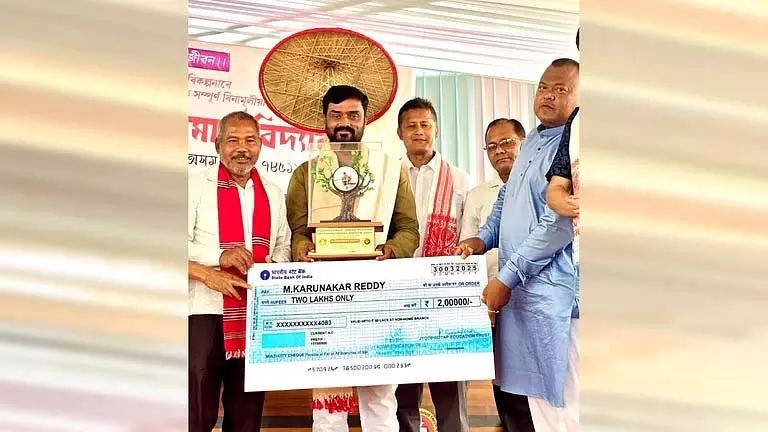 पर्यावरणविद् M Karunakar Reddy को पहला जादव पायेंग अंतर्राष्ट्रीय पुरस्कार प्रदान किया पर्यावरणविद् M Karunakar Reddy को पहला जादव पायेंग अंतर्राष्ट्रीय पुरस्कार प्रदान किया