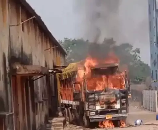 ट्रक अंदर फटा सिलेंडर, खाना बना रहा था ड्राइवर ट्रक अंदर फटा सिलेंडर, खाना बना रहा था ड्राइवर