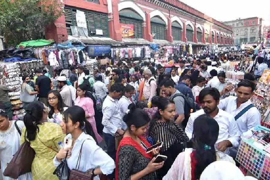 Bengal: त्यौहारी खरीदारी के लिए लोग भीषण गर्मी का सामना करते हुए बाजारों में उमड़े Bengal: त्यौहारी खरीदारी के लिए लोग भीषण गर्मी का सामना करते हुए बाजारों में उमड़े
