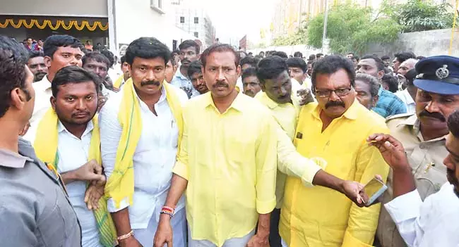 Andhra : विधायक कोलिकापुड़ी के रवैये से चंद्रबाबू बेहद नाखुश Andhra : विधायक कोलिकापुड़ी के रवैये से चंद्रबाबू बेहद नाखुश