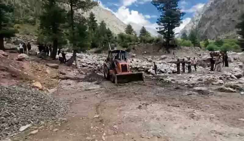 Udaipur-Miyar सड़क बहाली में देरी से लाहौल के स्थानीय लोग परेशान Udaipur-Miyar सड़क बहाली में देरी से लाहौल के स्थानीय लोग परेशान