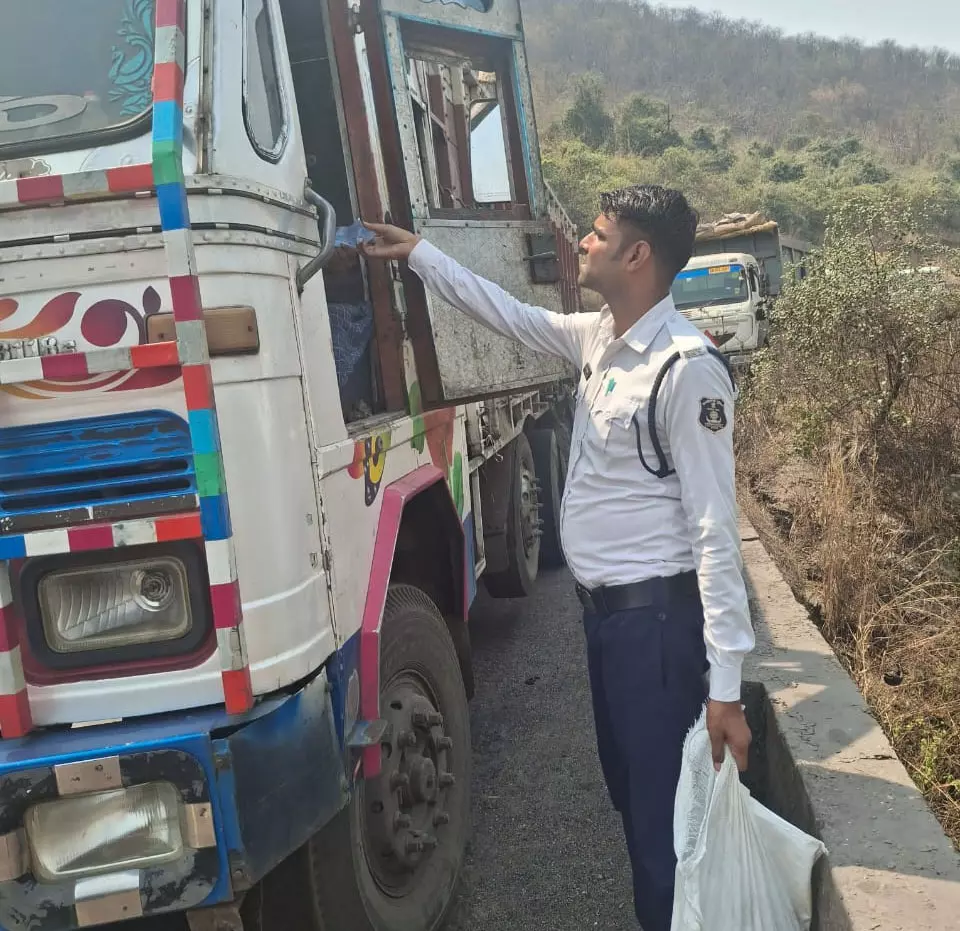 ट्रैफिक जवानों ने दिखाई मानवता, भीषण गर्मी में वाहन चालकों को बांटा पानी ट्रैफिक जवानों ने दिखाई मानवता, भीषण गर्मी में वाहन चालकों को बांटा पानी