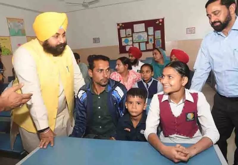 पंजाब सरकार विद्यार्थियों के सपनों को पंख दे रही: Harjot Singh Bains पंजाब सरकार विद्यार्थियों के सपनों को पंख दे रही: Harjot Singh Bains