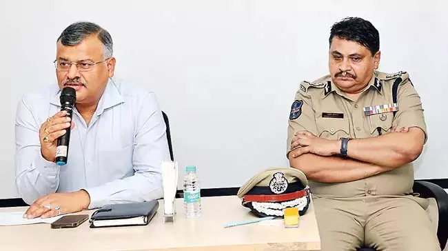 एसएचओ को फील्ड स्तर पर लोगों से बातचीत करनी चाहिए: DGP एसएचओ को फील्ड स्तर पर लोगों से बातचीत करनी चाहिए: DGP