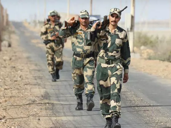 BSF, ANTF ने मादक पदार्थ तस्कर को पकड़ा, कथुनांगल टोल प्लाजा के पास 545 ग्राम हेरोइन जब्त BSF, ANTF ने मादक पदार्थ तस्कर को पकड़ा, कथुनांगल टोल प्लाजा के पास 545 ग्राम हेरोइन जब्त