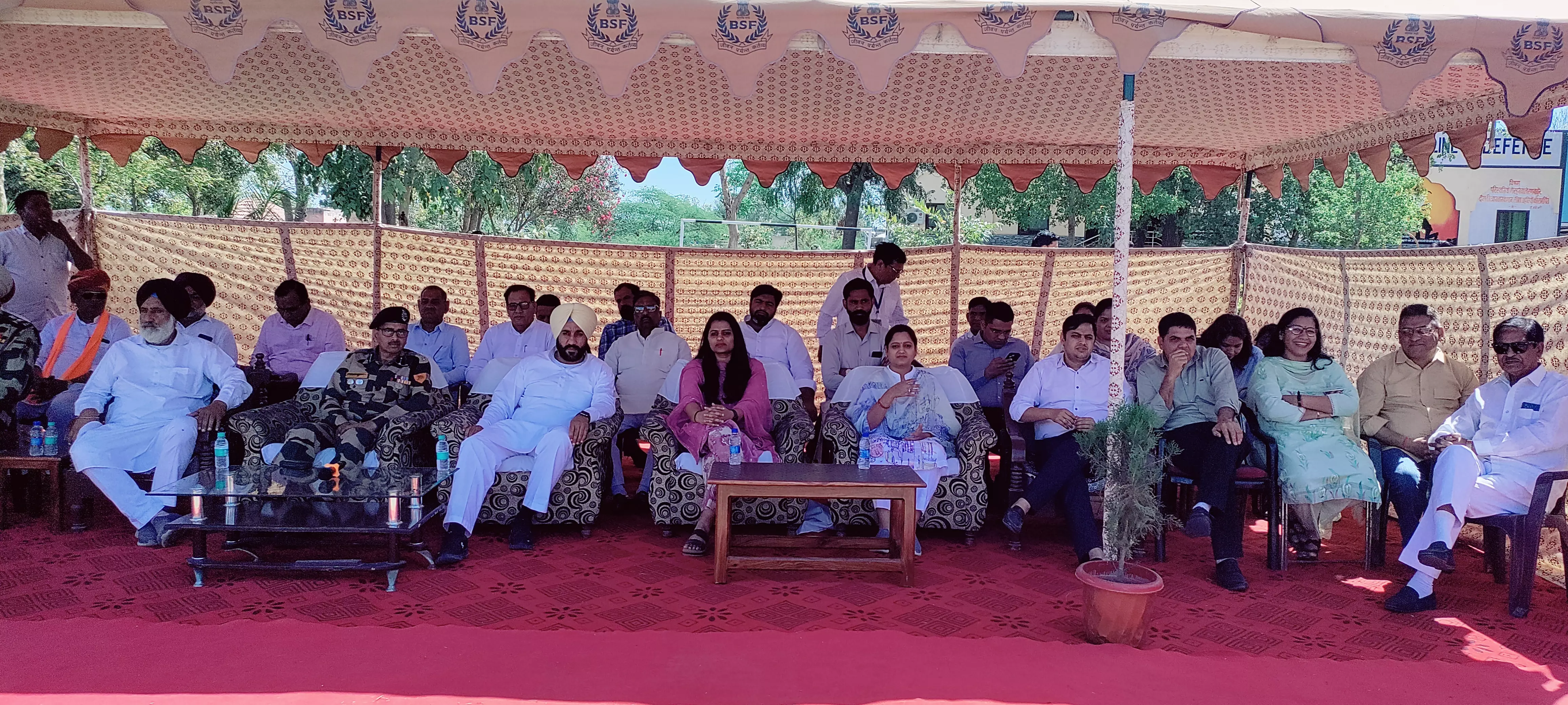 Sri Ganganagar: राजस्थानी लोक संस्कृति की झलक, लोक कलाकारों ने केसरिया बालम से सजाया मंच Sri Ganganagar: राजस्थानी लोक संस्कृति की झलक, लोक कलाकारों ने केसरिया बालम से सजाया मंच