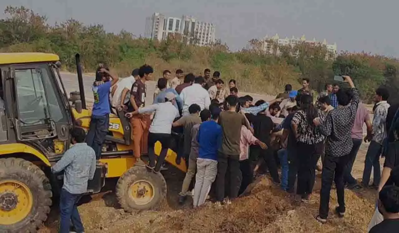 कांचा गाचीबोवली वन क्षेत्र को साफ करने के लिए बुलडोजर पहुंचने पर UoH परिसर में तनाव कांचा गाचीबोवली वन क्षेत्र को साफ करने के लिए बुलडोजर पहुंचने पर UoH परिसर में तनाव