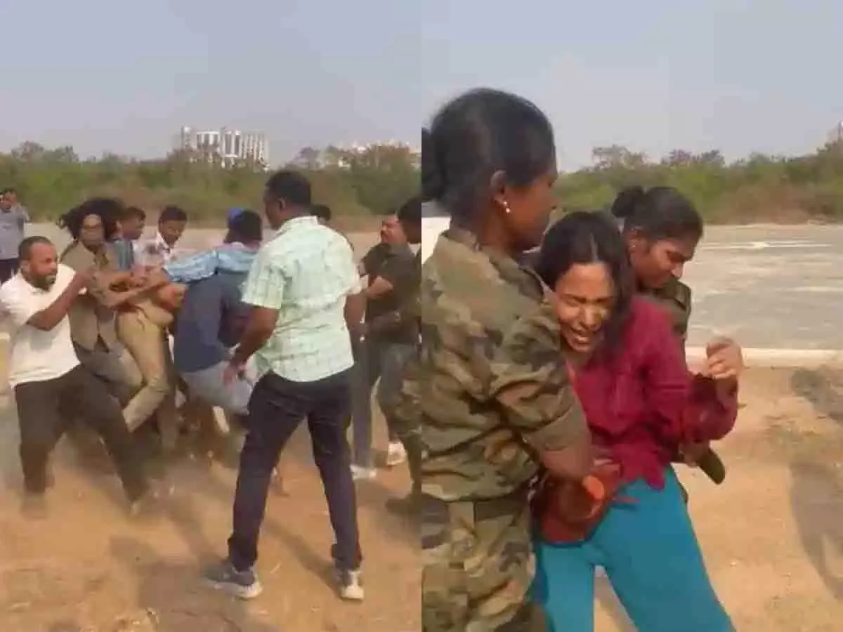 छात्रों को JCB द्वारा परिसर के जंगल को साफ करने के कारण हिरासत में लिया छात्रों को JCB द्वारा परिसर के जंगल को साफ करने के कारण हिरासत में लिया