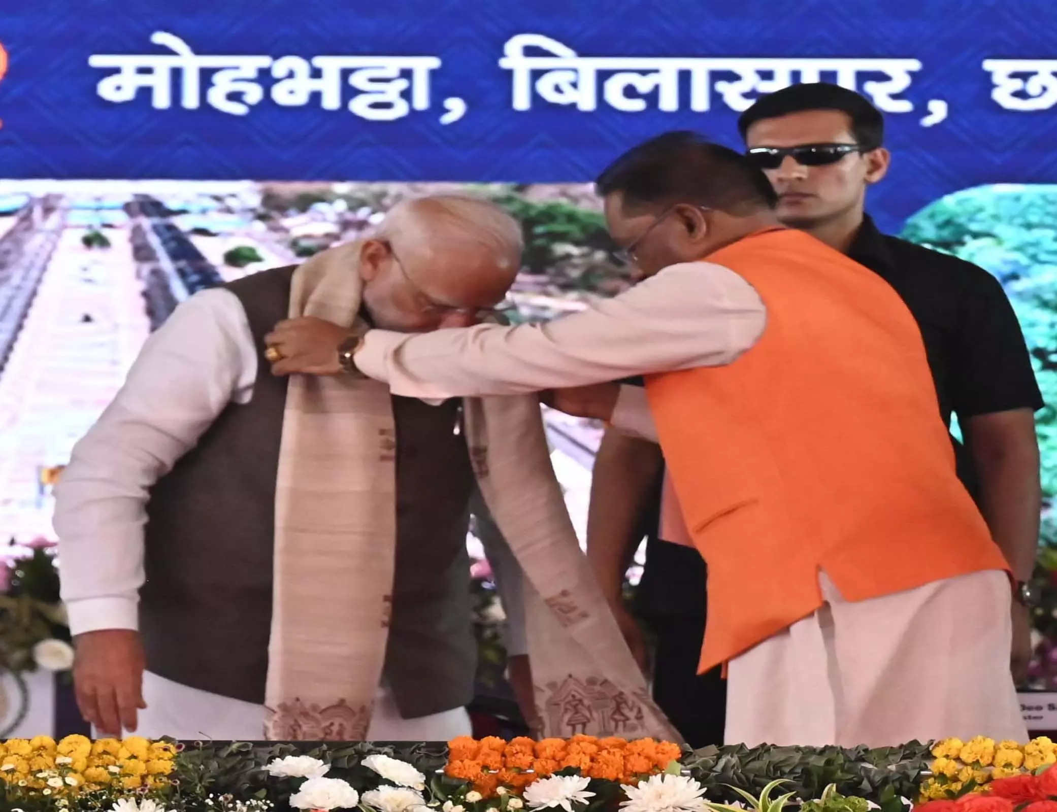 प्रधानमंत्री नरेंद्र मोदी को सीएम साय ने भेंट किया कोसा सिल्क से बना हस्तनिर्मित शॉल प्रधानमंत्री नरेंद्र मोदी को सीएम साय ने भेंट किया कोसा सिल्क से बना हस्तनिर्मित शॉल