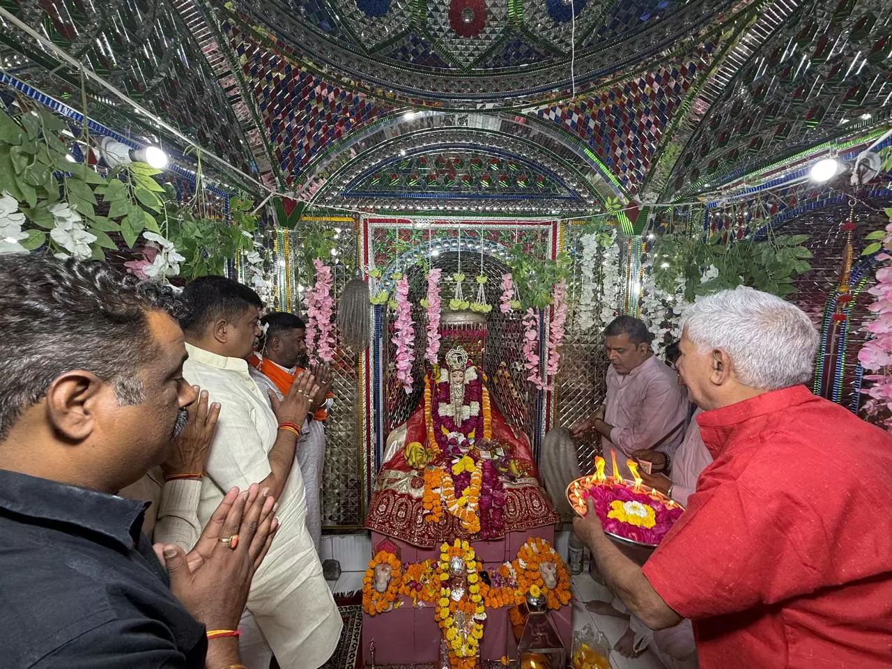 Alwar: वन मंत्री संजय शर्मा ने करणी माता मंदिर में पूजा अर्चना कर प्रदेश की खुशहाली प्रार्थना की Alwar: वन मंत्री संजय शर्मा ने करणी माता मंदिर में पूजा अर्चना कर प्रदेश की खुशहाली प्रार्थना की