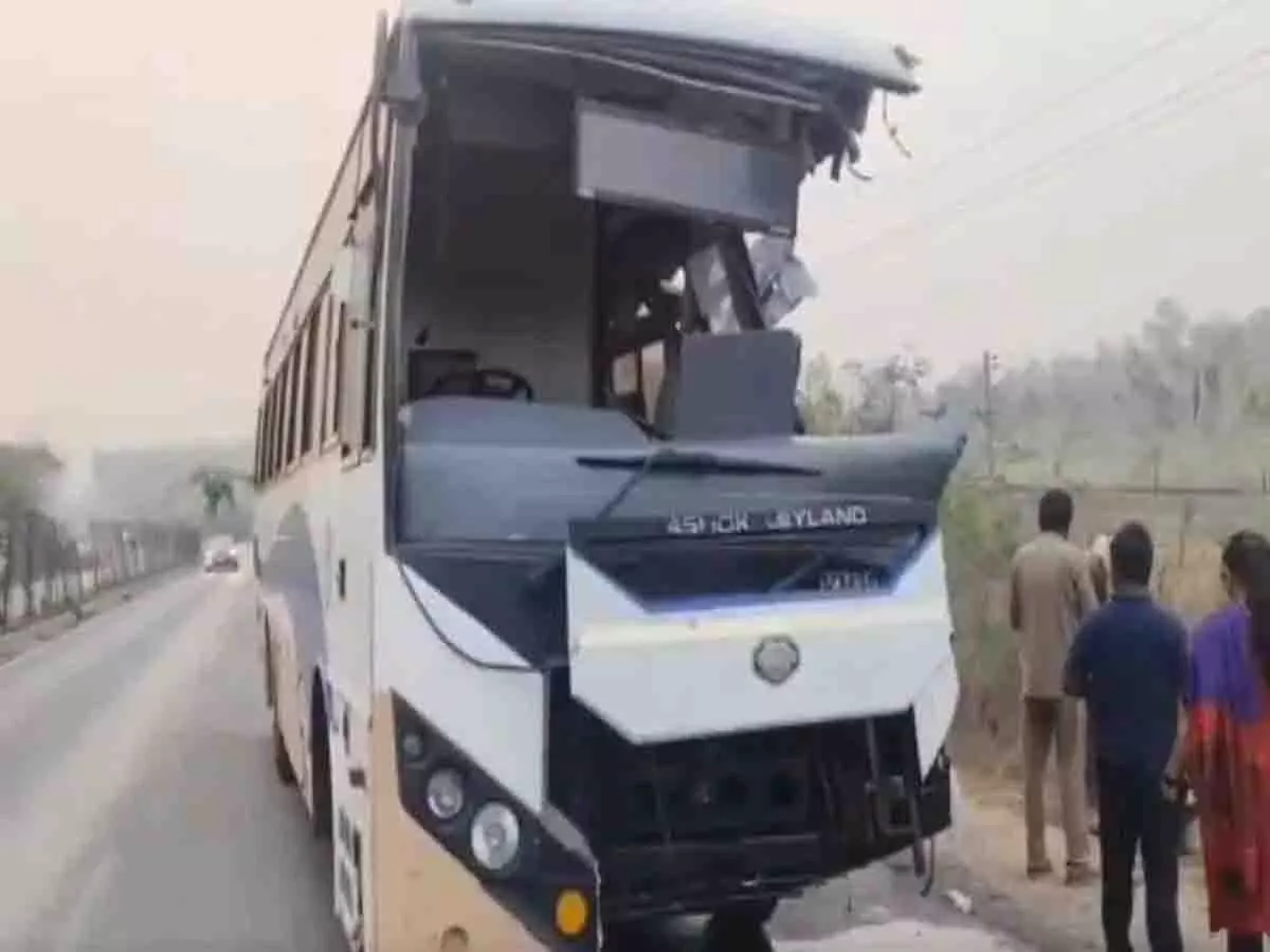Khammam में हादसे में आरटीसी कंडक्टर की मौत Khammam में हादसे में आरटीसी कंडक्टर की मौत