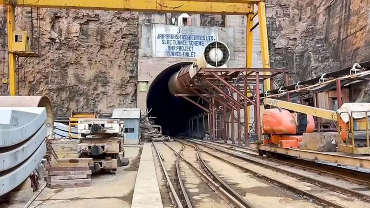 Telangana सुरंग ढहने से फंसे लोगों की तलाश के लिए तलाशी अभियान जारी Telangana सुरंग ढहने से फंसे लोगों की तलाश के लिए तलाशी अभियान जारी