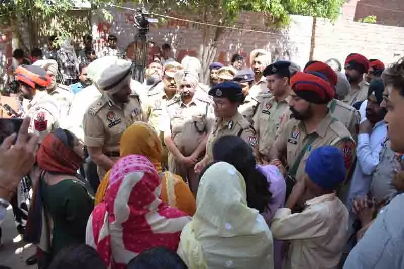 पुलिस ने Guru की वडाली में तलाशी अभियान चलाया पुलिस ने Guru की वडाली में तलाशी अभियान चलाया