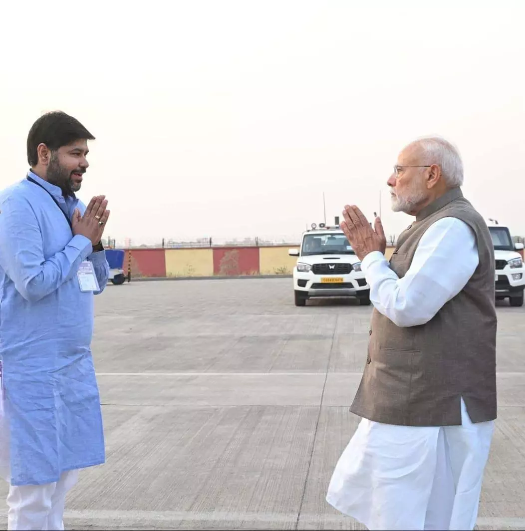 रायपुर में PM मोदी का आकाश विग ने किया भव्य स्वागत रायपुर में PM मोदी का आकाश विग ने किया भव्य स्वागत