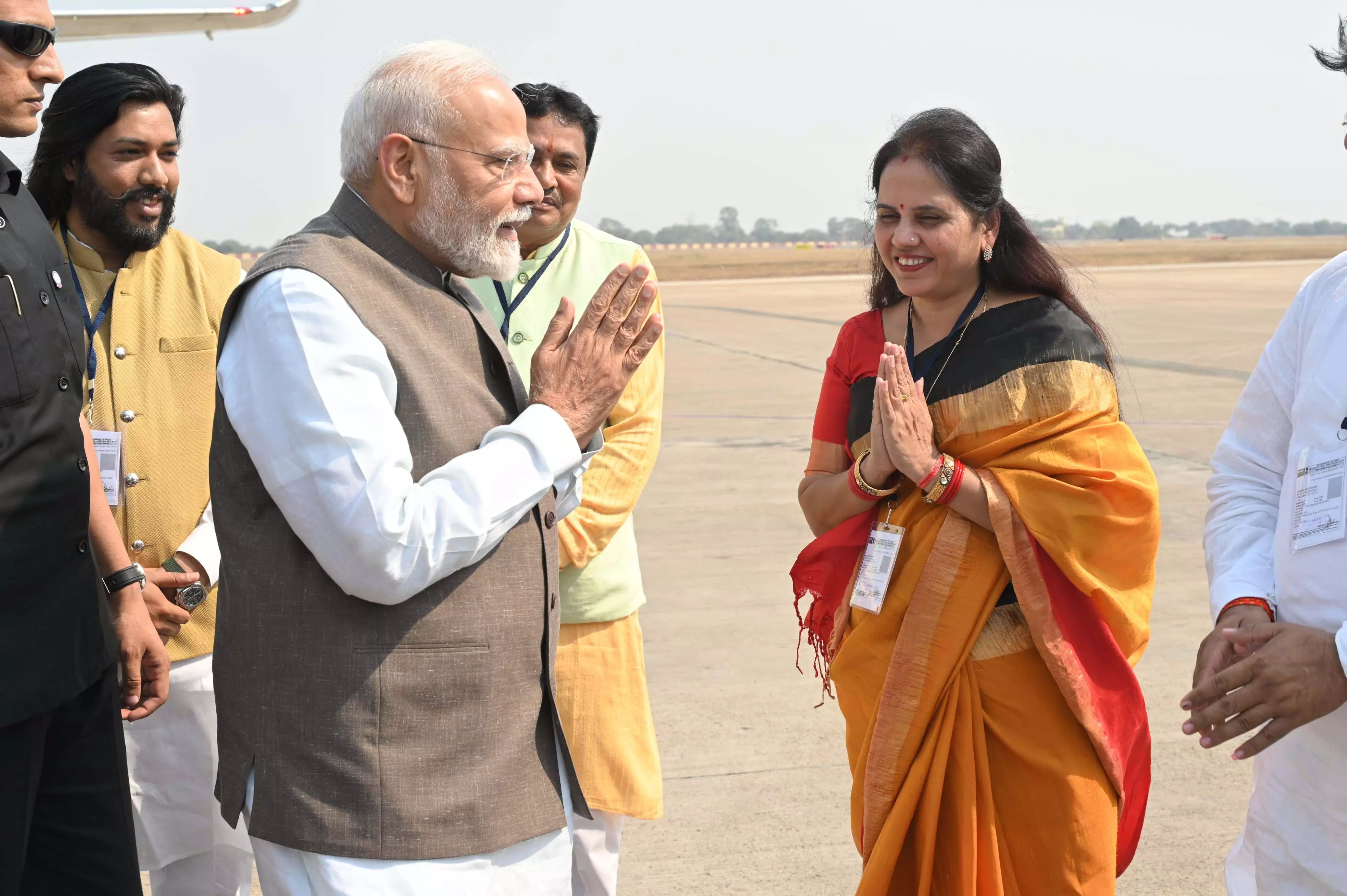 प्रधानमंत्री नरेन्द्र मोदी का महापौर मीनल चौबे ने किया आत्मीय स्वागत प्रधानमंत्री नरेन्द्र मोदी का महापौर मीनल चौबे ने किया आत्मीय स्वागत