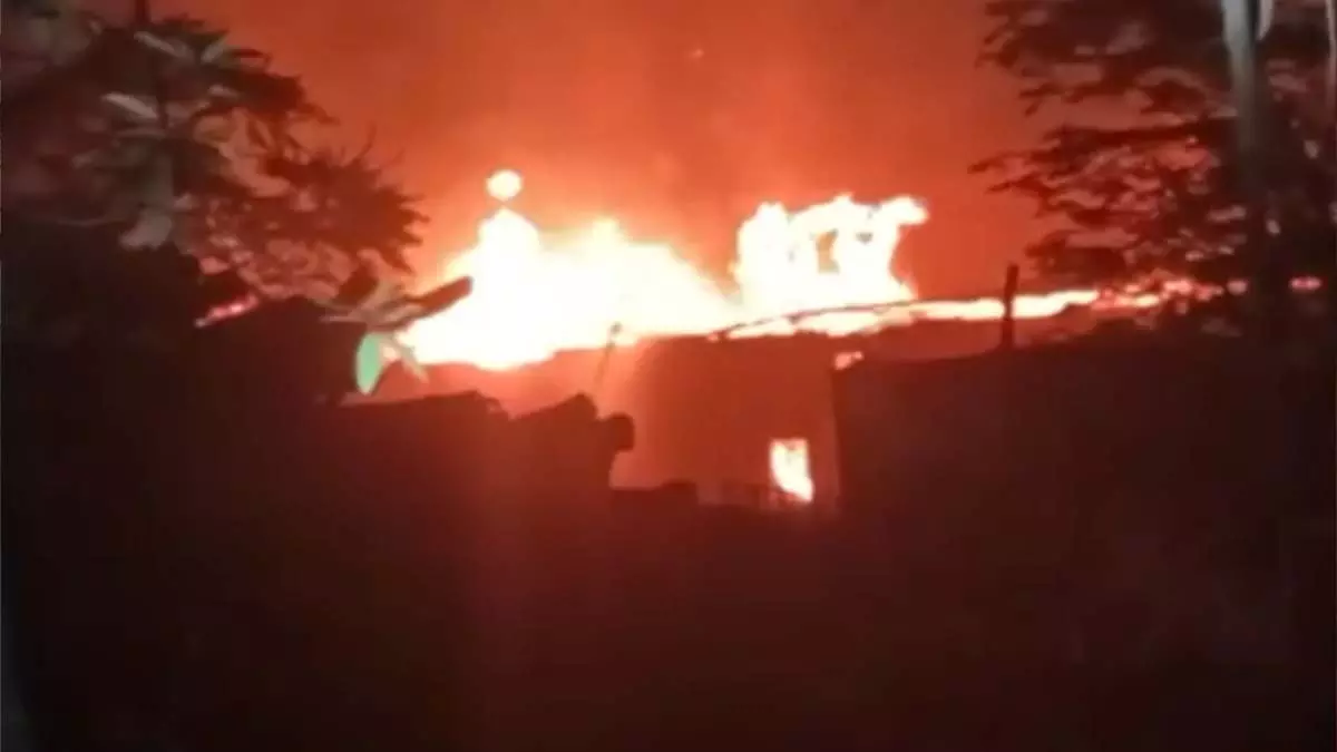 Raipur Breaking: प्लाइवुड फैक्ट्री में लगी भीषण आग, देखें VIDEO... Raipur Breaking: प्लाइवुड फैक्ट्री में लगी भीषण आग, देखें VIDEO...