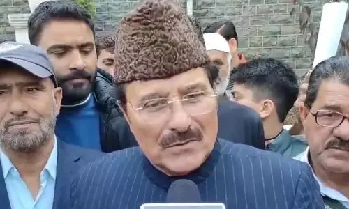 मुबारक गुल ने समय से पहले उद्घाटन की आलोचना की