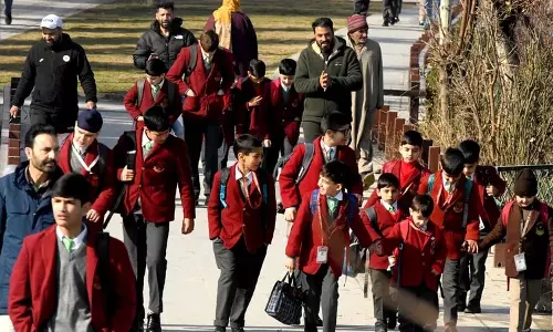 DSEK ने कश्मीर संभाग के लिए स्कूल समय में परिवर्तन का आदेश दिया DSEK ने कश्मीर संभाग के लिए स्कूल समय में परिवर्तन का आदेश दिया