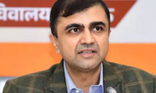 IAS अफसर से रिश्वत मामले में शासन ने मांगा जवाब, नौकरी खतरे में