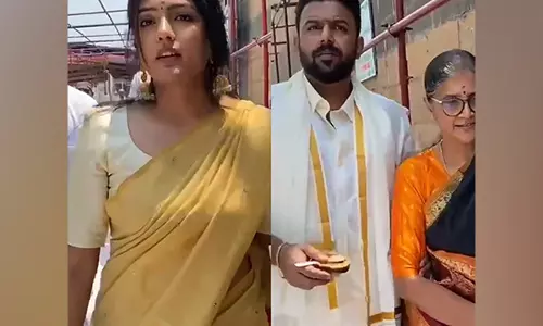 अभिनेत्री Eesha Rebba और निर्देशक थारुन भास्कर ने तिरुमाला मंदिर में पूजा-अर्चना की अभिनेत्री Eesha Rebba और निर्देशक थारुन भास्कर ने तिरुमाला मंदिर में पूजा-अर्चना की