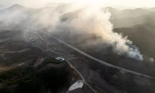 दक्षिण कोरिया के दक्षिण-पूर्वी इलाकों में फिर भड़की आग, मरने वालों की संख्या 30 दक्षिण कोरिया के दक्षिण-पूर्वी इलाकों में फिर भड़की आग, मरने वालों की संख्या 30