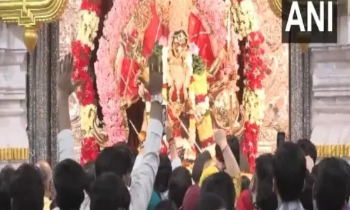 Delhi: मंदिरों में सुबह की आरती के साथ चैत्र नवरात्रि उत्सव की शुरुआत हुई