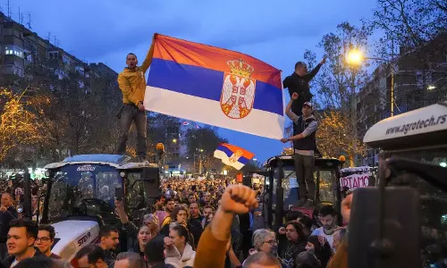 World : सर्बिया में छात्रों का सरकार समर्थक मीडिया के खिलाफ उग्र प्रदर्शन World : सर्बिया में छात्रों का सरकार समर्थक मीडिया के खिलाफ उग्र प्रदर्शन