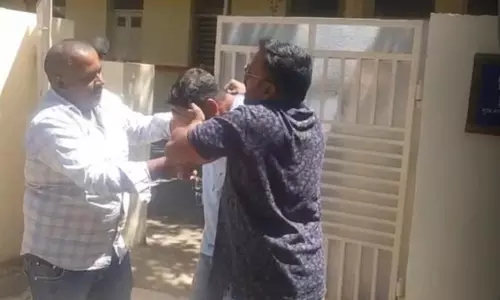 भगवा झंडा हटाने को लेकर हिंदू संगठन के सदस्यों ने दमोह नगर पालिका के CMO का चेहरा काला किया