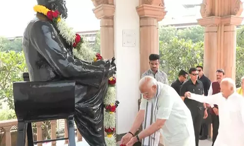 PM Modi ने नागपुर में आरएसएस संस्थापक केशव बलिराम हेडगेवार को पुष्पांजलि अर्पित की