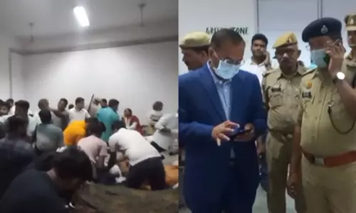 एक्सप्रेसवे पर टायर फटने के बाद खाई में गिरी बस, एक की मौत, 55 घायल