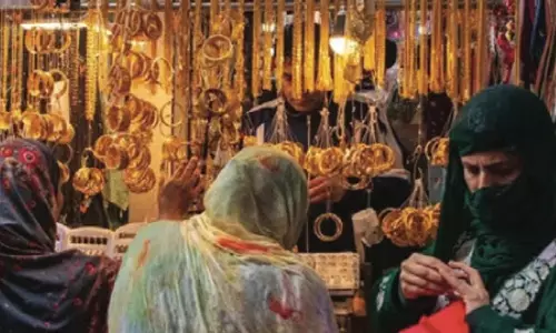 ईद से पहले पुलवामा के बाजारों में खरीदारी की मंदी ईद से पहले पुलवामा के बाजारों में खरीदारी की मंदी