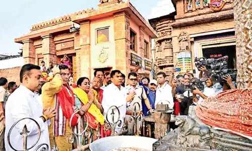 Odisha: भगवान जगन्नाथ के दर्शन के बाद रेखा ने मंदिर के बाहर अरुणस्तंभ पर पूजा-अर्चना की