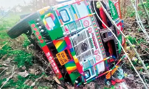 Odisha: कैलासपुर घाट पर दो लॉरियां पलट गई Odisha: कैलासपुर घाट पर दो लॉरियां पलट गई