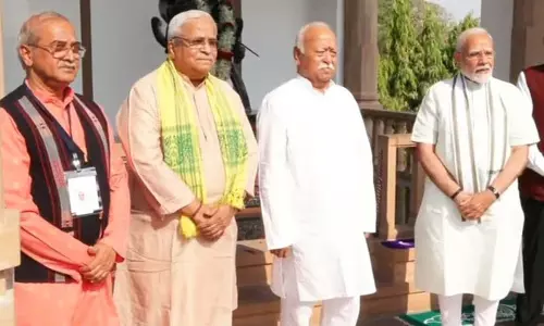 RSS मुख्यालय में PM मोदी, डॉ. हेडगेवार को श्रद्धांजलि दी