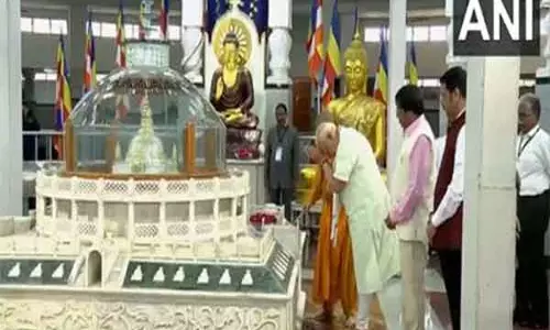 PM Modi ने दीक्षाभूमि का दौरा किया, नागपुर में महात्मा बुद्ध की पूजा की