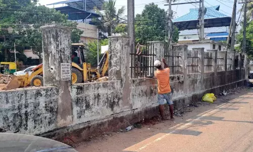 कोल्लुरविला पल्लीमुक्कु मछली बाजार ध्वस्त; मुख्य सड़क पर व्यापारी