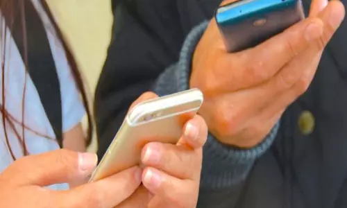 Technology : हर दिन 5 घंटे स्क्रीन पर बर्बाद कर रहे युवा