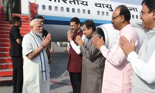 नागपुर एयरपोर्ट पर गडकरी और फडणवीस ने की PM Modi की स्वागत