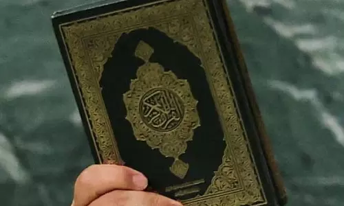 मुसलमानों ने मठ के स्वामीजी को कुरान भेंट कर उन्हें त्योहार की शुभकामनाएं दीं मुसलमानों ने मठ के स्वामीजी को कुरान भेंट कर उन्हें त्योहार की शुभकामनाएं दीं