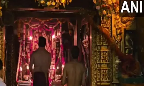 Banaskantha के अंबाजी मंदिर में मंगला आरती में भाग लेने के लिए बड़ी संख्या में श्रद्धालु जुटे