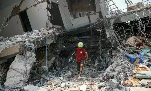 Earthquake : बैंकॉक में बिखरी इमारतें, म्यांमार में उजड़े सैकड़ों घर Earthquake : बैंकॉक में बिखरी इमारतें, म्यांमार में उजड़े सैकड़ों घर