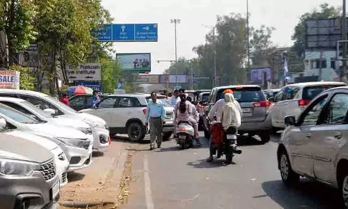 Footpath पर डिस्प्ले शेल्फ़ बनने से पैदल चलने वालों को परेशानी Footpath पर डिस्प्ले शेल्फ़ बनने से पैदल चलने वालों को परेशानी