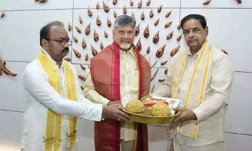 Andhra के मुख्यमंत्री नायडू को श्रीवारी तीर्थ प्रसादम भेंट किया गया