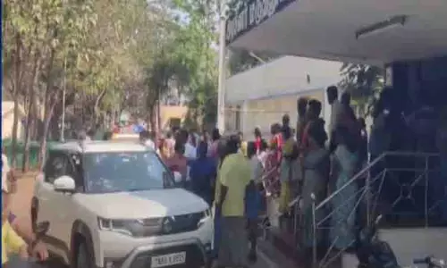 Erode में बोरिक एसिड टैंकर की सफाई करते समय दो लोगों की मौत, एक की हालत गंभीर Erode में बोरिक एसिड टैंकर की सफाई करते समय दो लोगों की मौत, एक की हालत गंभीर