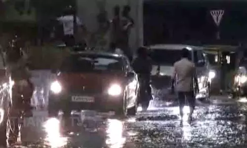 Arumbakkam 100 फीट रोड में मेट्रो पानी की पाइपलाइन फटी, सड़कों पर पानी भर गया Arumbakkam 100 फीट रोड में मेट्रो पानी की पाइपलाइन फटी, सड़कों पर पानी भर गया