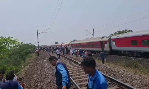कामाख्या AC सुपरफास्ट एक्सप्रेस के पटरी से उतरने के बाद रेलवे ने कई ट्रेनों का मार्ग परिवर्तित किया
